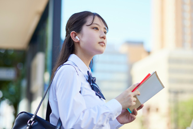 隙間時間で勉強する女子高生