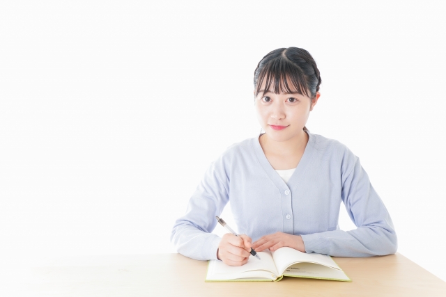 ノートにメモしている女性