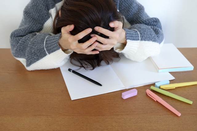 勉強中に頭を抱える女の子