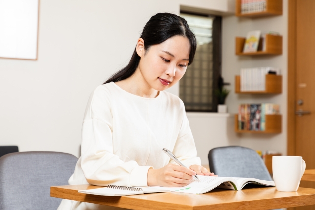 勉強している白い服の女性