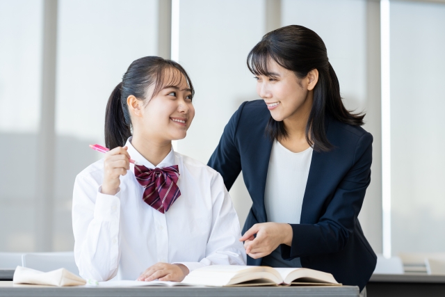 顔を見合っている女子生徒と塾の先生