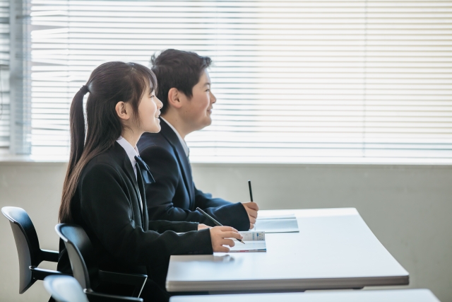 勉強している男の子と女の子