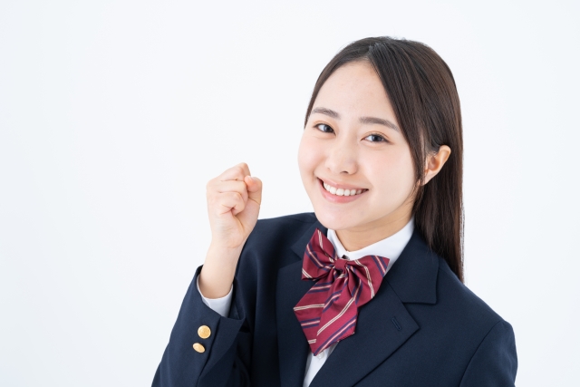 ガッツポーズを取っている女子学生