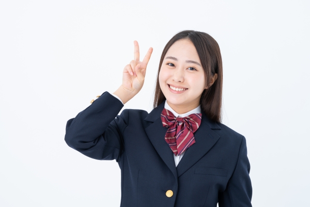 ピースサインをしている女子生徒