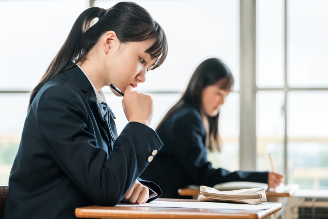 女子生徒が勉強している様子