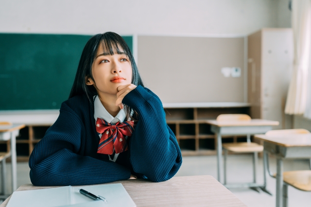 考え事をしている女子生徒