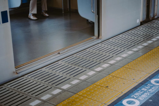 電車の出入り口とホーム