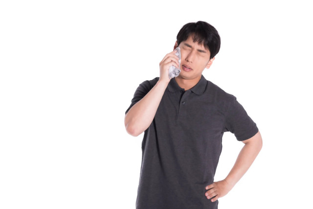 汗を拭いている男性