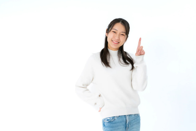 人差し指を立てる女性