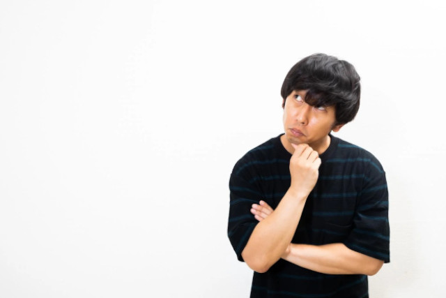 考え事をしている男性
