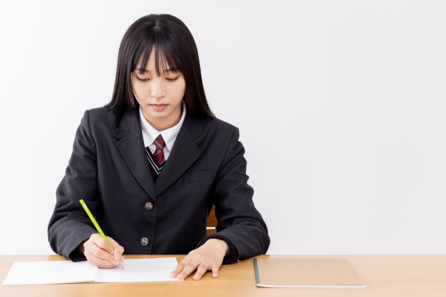 ノートを見る女学生