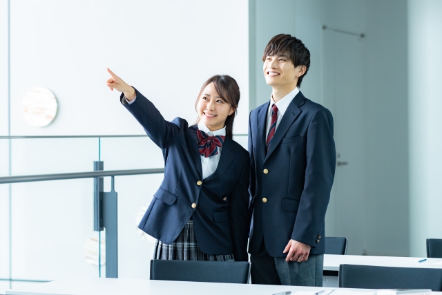 男女が指を指している