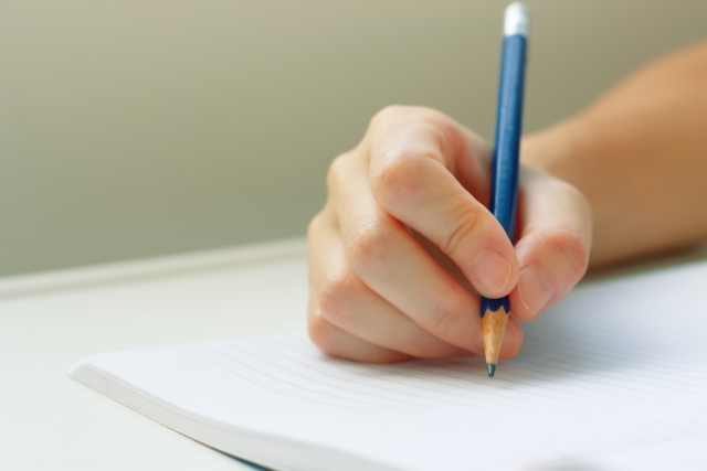 ノートに鉛筆で書いている様子