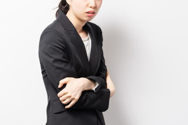 先生が肩を組んで責めている様子