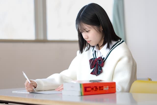 赤本で勉強している様子