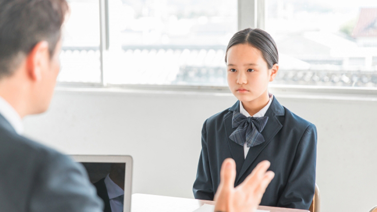 説明を聞く女子高生