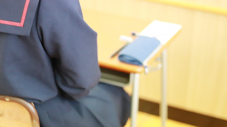 テスト開始を待つ女子高生