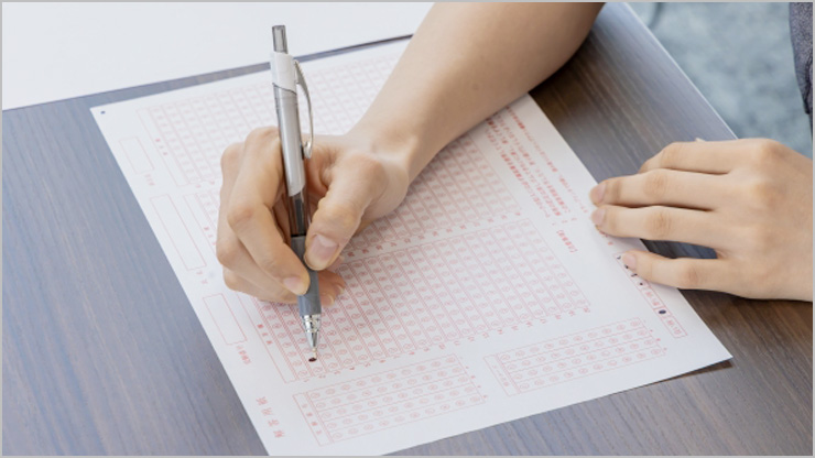 テストを受ける女性