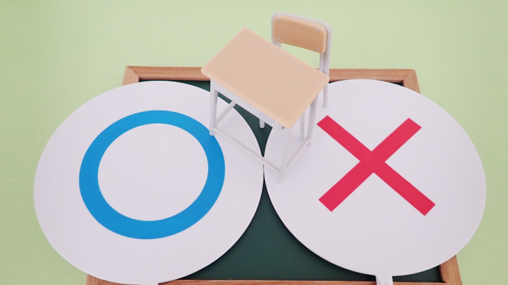 マルバツと学習机