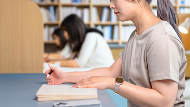 自習室で勉強する女子