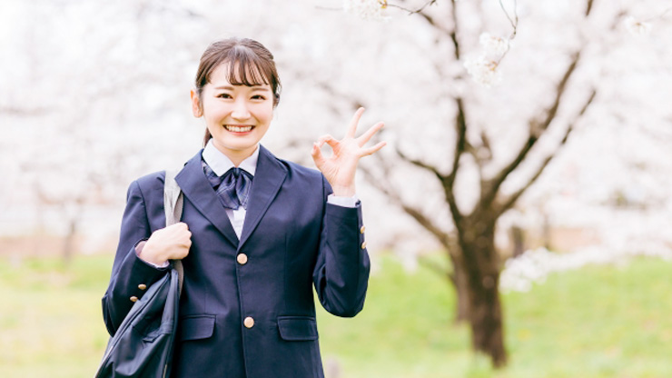桜をバックにした女子高生