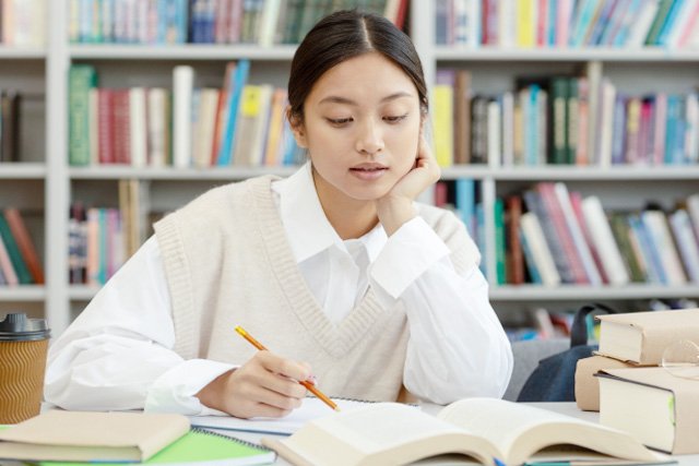 自学自習する女性