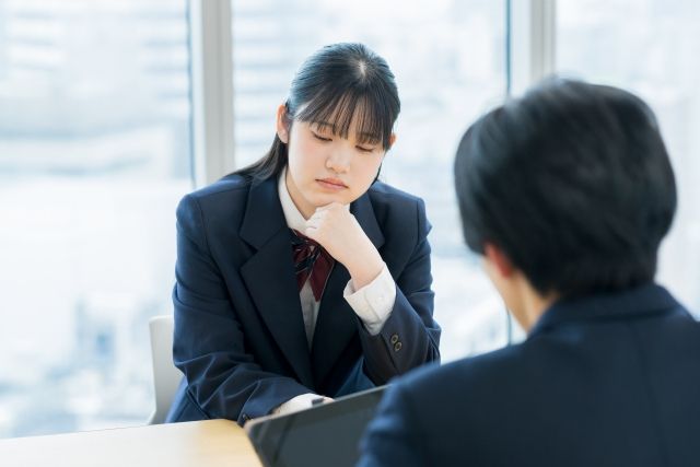 悩んでいる女子高生