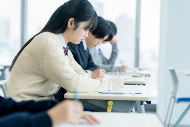 試験を受けている高校生たち
