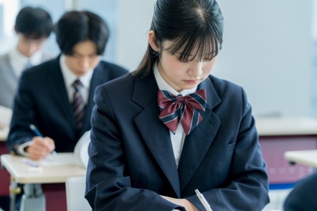 試験を受ける学生たち