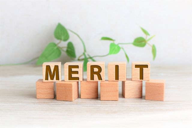 MERITと書かれている積み木