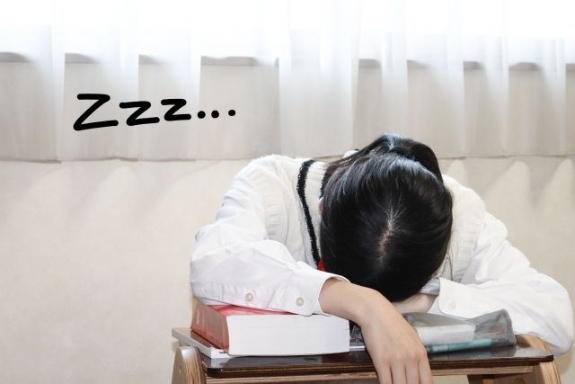 授業中に寝ている女子高生