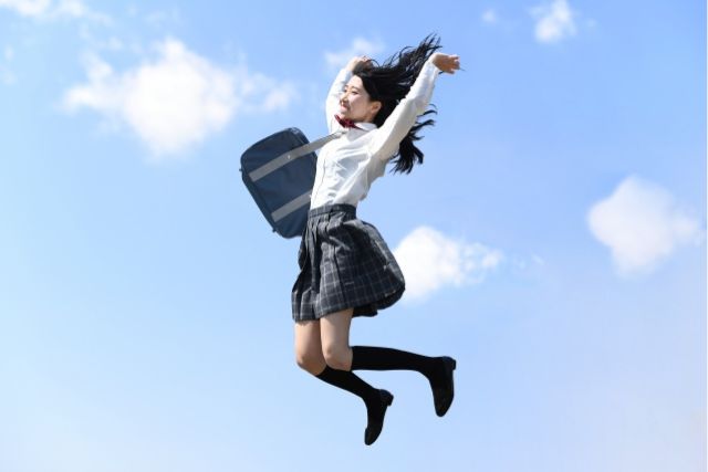 高くジャンプする女子高生