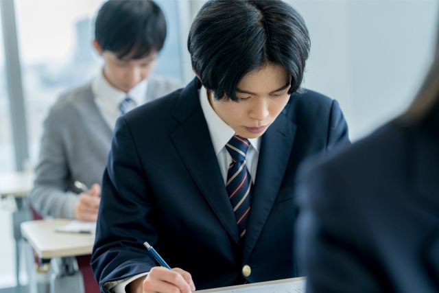 試験を受ける高校生