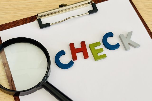虫眼鏡とCHECKと書かれた文字ブロック