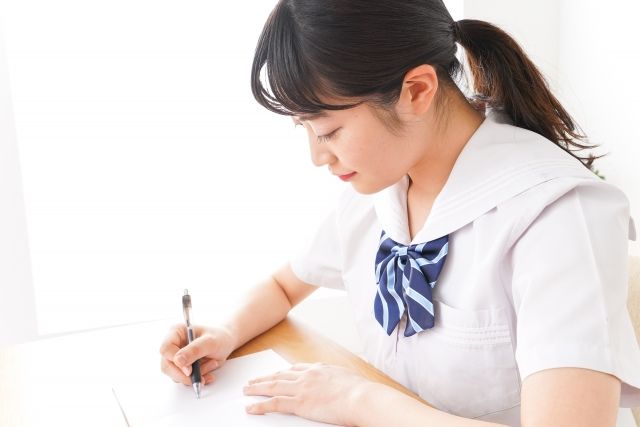 勉強する女子高生