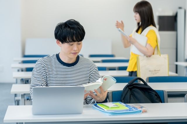 塾で勉強する男子学生
