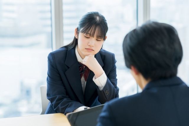 面談をする女子学生