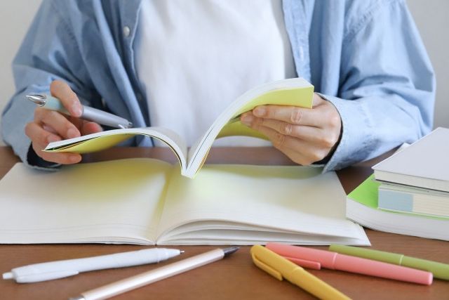 参考書を使って勉強する学生