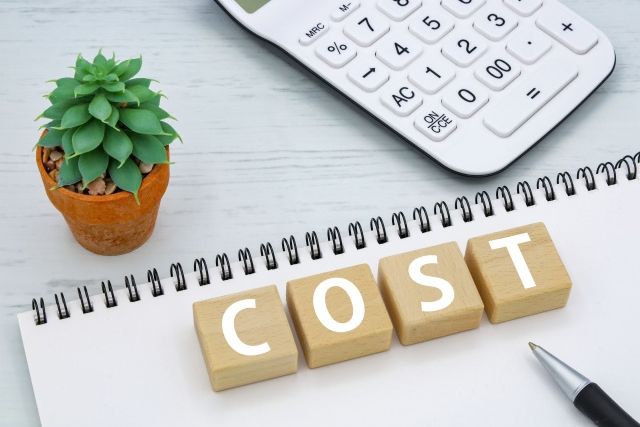 COSTと書かれた木のブロック
